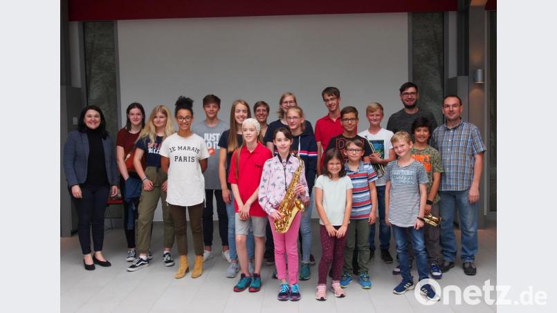 Normalerweise spielen sie solo nur vor ihren Ausbildern – nun zeigten die Nachwuchsmusiker vor größerem Publikum ihr Können. Ihre Instrumentallehrer begleiteten den Vorspielnachmittag: Diana Duarte (links), Daniel Käßbauer (hinten, Zweiter von rechts) und Stefan Neger (rechts). Bild: exb