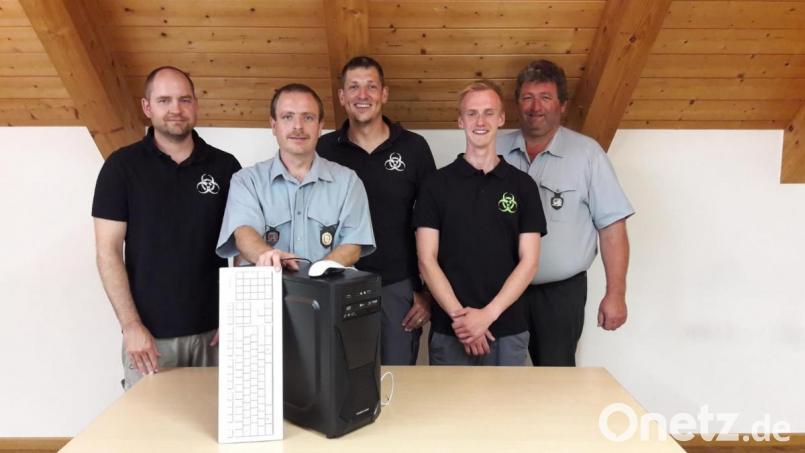 "Stormclan"-Vorsitzender Stefan Rappl (Mitte) und seine Vorstandskollegen Bernhard Meiller (links) und Andre Schweigl (Zweiter von rechts) spenden der Feuerwehr einen neuen Computer. Darüber freuen sich Kommandant Markus Landgraf (Zweiter von links) und Vorsitzender Josef Hierold junior (rechts). Bild: gi