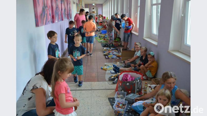 Die Kinder der vierten Klassen beteiligten sich mit einem Flohmarkt am Schulfest. Bild: jr
