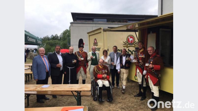 Die Aktiven stoßen auf das 30-jährige Gründungsjubiläum an. Bild: spz