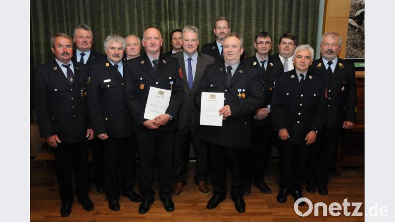 Den Feuerwehr-Jubilaren aus der Gemeinde Illschwang gratulieren Landrat Richard Reisinger, Bürgermeister Dieter Dehling und die Führungskräfte auf Landkreis- und Feuerwehr-Ebene. Bild: Michael Schröter