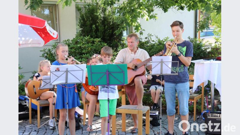 Das Trompeten-Ensemble, bestehend aus Carlotta Sieber, Dominik Kopp, Lehrer Benno Englhart und Raphael Denk (von links), gestaltet die Serenade im Hammergmünder Seniorenheim mit. Bild: myd