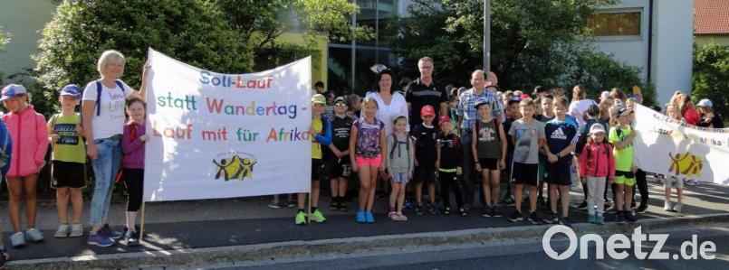 „Lauf mit für Afrika!“ Exakt 2125 Kilometer legten die Schulkinder unter diesem Motto beim 7. Solidaritätslauf zurück. Sie erwanderten bzw. erliefen so eine Spendensumme für die Projekthilfe Dr.Luppa in Höhe von 4 598,62 Euro. Aktiv mit dabei war auch Bürgermeister Hermann Falk (3.v.l.). Mit im Bild Rektorin Birgit Härtl (2.v.l..) und die Chef-Organisatoren der Veranstaltung, das Lehrerehepaar Hildegard Feyrer (l.) und Alois Feyrer (r.). Bild: u