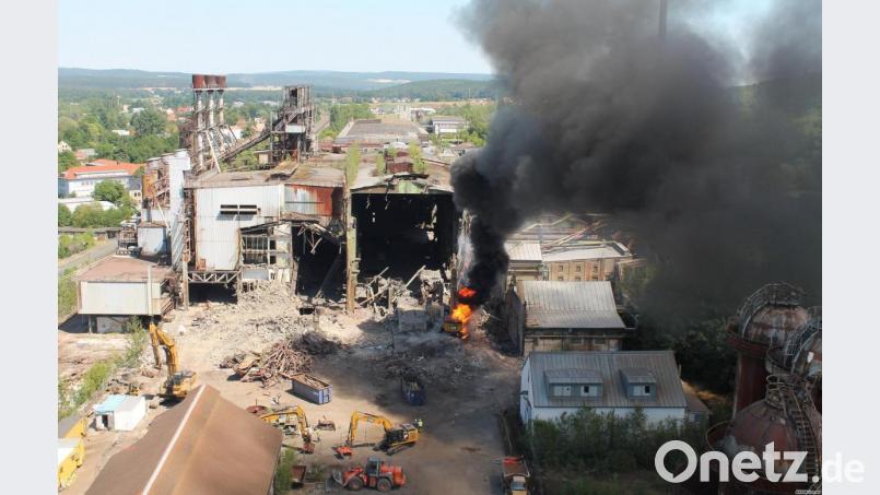 Schwarzer Rauch über der Maxhütte in Sulzbach-Rosenberg. Am Mittwochnachmittag brannte bei den Abbrucharbeiten ein Bagger aus. Bild: asamnet.de