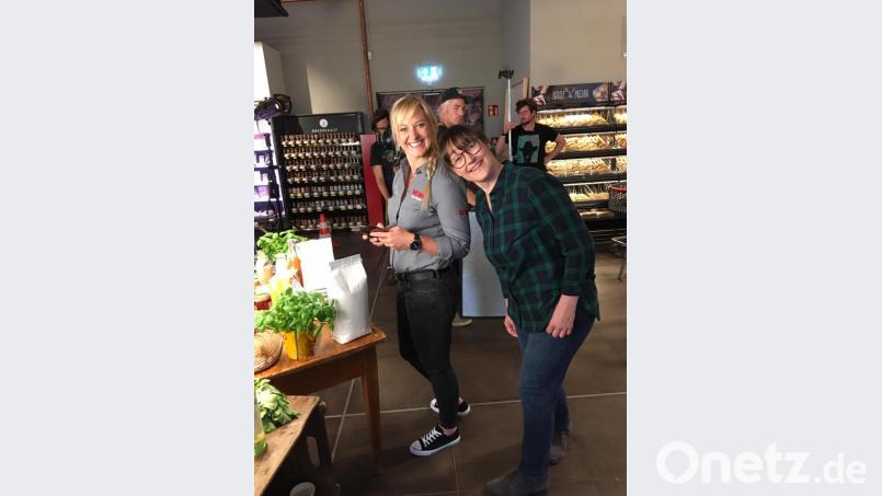 Für die Einstellungen in einem Supermarkt greifen die Macher auf die Originale zurück: Susann Daubitz und Petra Schuster (von links). Bild: Rewe/exb