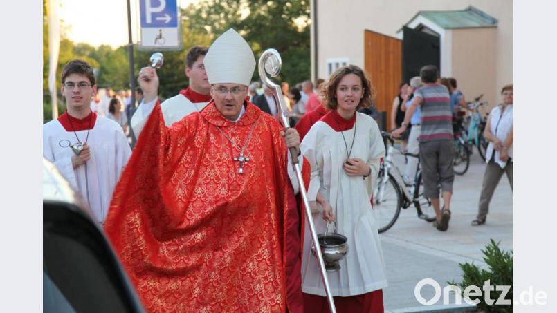 Beim Pontifikalgottesdienst in Schirmitz segnet Bischof Rudolf Voderholzer anlässlich des St.-Christopherus-Tages (Schutzheiliger aller Reisenden) Fahrzeuge. Bild: Tobias Gräf
