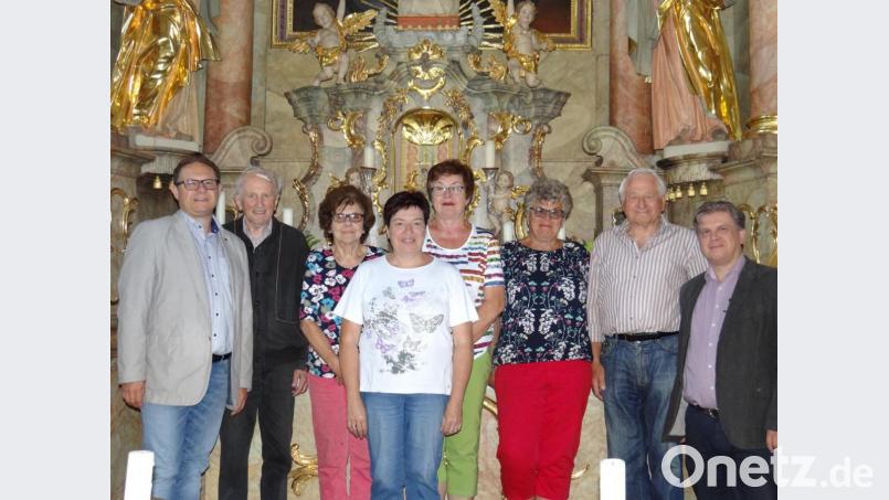 Der Vorstand des Fördervereins St. Moritz mit Harald Puckschamel (links) freut sich riesig über die Spende von 4200 Euro, die Pfarrer Hans Bayer (Zweiter von links) anlässlich seines 50-jährigen Priesterjubiläums überreicht. Weitere Mitgliederder des Vorstands: Maria Erling, Helene Janner, Irmgard Ermer, Waldtraud Hocke, Anton König und Bernhard Weigl (ab Dritter von links) bedanken sich ebenfalls. Bild: sei