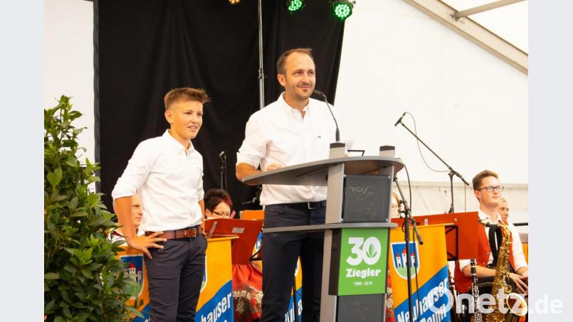 Geschäftsführer Matthias Ziegler (rechts) mit Sohn Louis bei der Eröffnungsrede. Bild: exb