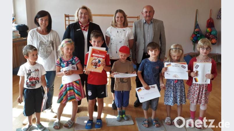 Die stolzen Kindergartenkinder mit ihren Zertifikaten zusammen mit (hinten von links) Lehrerin Claudia Röhrer, Petra Pöhlmann von der Sparkasse Amberg-Sulzbach, der Leiterin der VHS Sulzbach-Rosenberg Julia Wolfsteiner und Hahnbachs Zweitem Bürgermeister Georg Götz. Bild: Nicole Koller