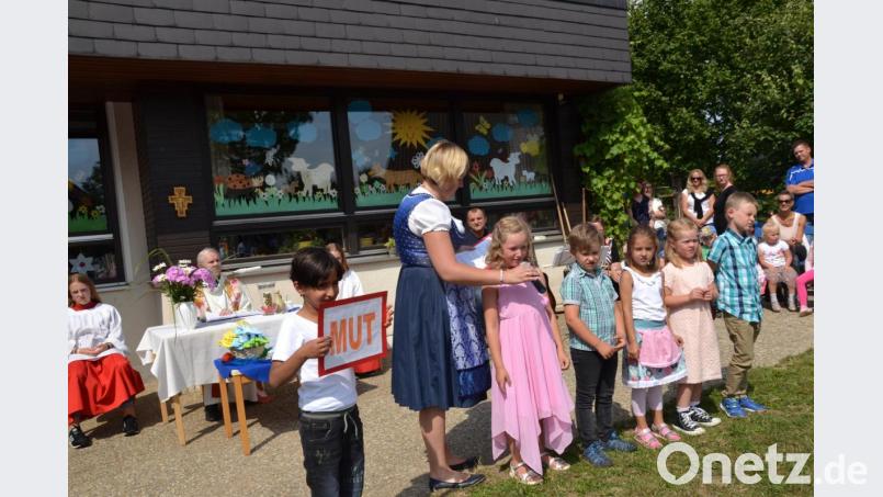 Die Kinder wussten auch, dass diese Menschen auf dem Schiff Mut, Glauben, Vertrauen, Liebe und Hoffnung brauchten. Bild: gi