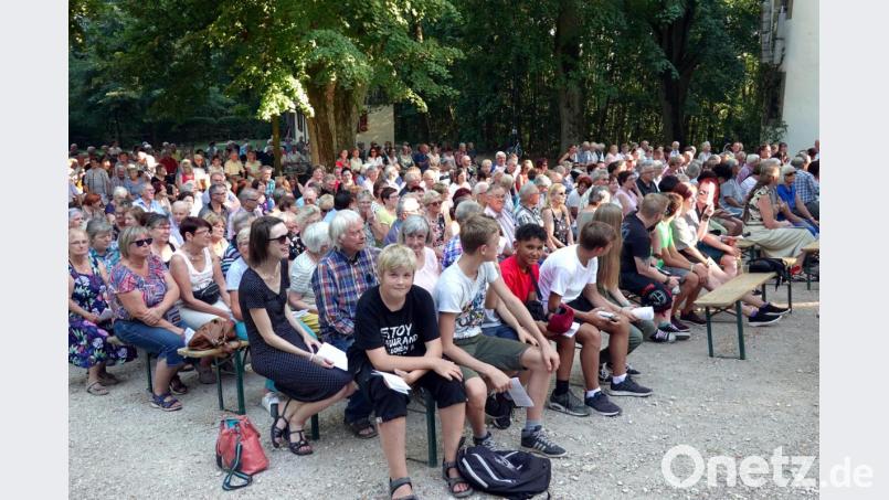 Jung und Alt warten gespannt auf den Beginn des Gottesdienstes. Bild: cog