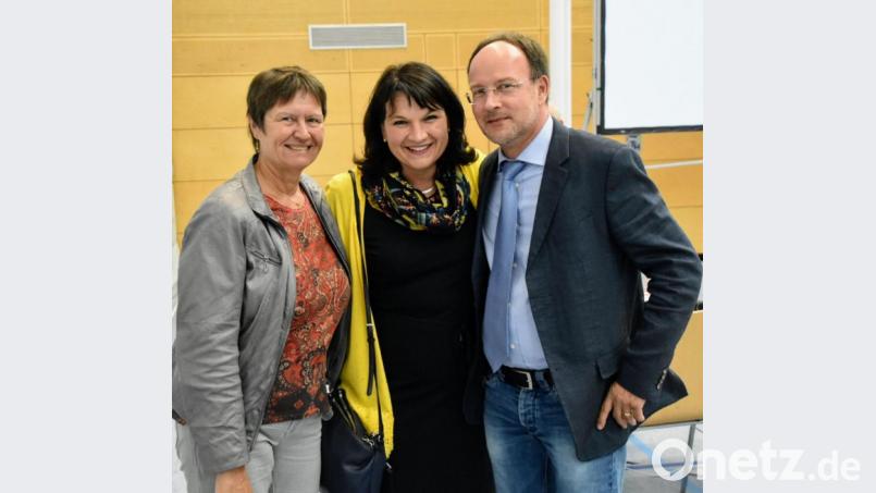 Barbara Gerl (Mitte) mit Bezirksrätin Heidi Rackl (links) und Rainer Weis vom Gesundheitspolitischen Arbeitskreis der CSU. Bild: upl