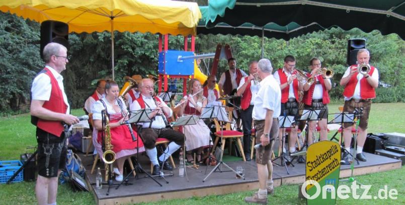 Die Stadtkapelle Tirschenreuth spielte beim Waldfest auf. Bild: hä