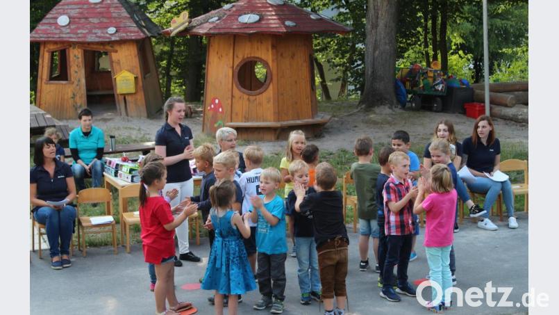 Die Kinder singen &quot;Hans bleib da, du woißt ja net wia&#039;s Weder wird&quot;. Bild: Susanne Forster