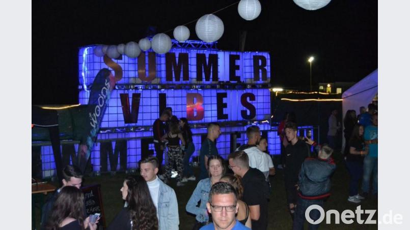 Die Partymeile der „Summer Vibes“ des Sportvereins ist dicht gefüllt. Bild: jlr