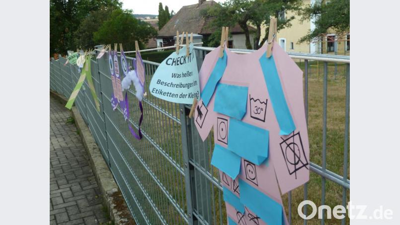 Über &quot;second hand&quot; und Nachhaltigkeit im Kleiderschrank informieren plakative Wäschestücke Bild: wrt