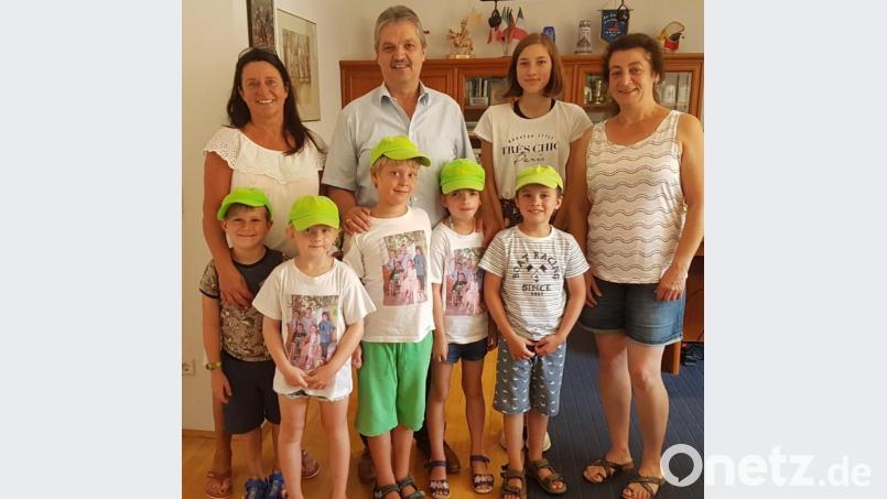 Die Erzieherinnen mit Leiterin Birgit Zant (links) schlugen mit den Kindern bei Bürgermeister Andreas Wutzlhofer auf, um den Schatz zu finden. Doch die böse Hexe Mume Rumpumpel war schneller und flog mit samt dem Schatz durch das Rathausfenster in Richtung Eisdiele. Flugs machten sich die Buben und Mädchen hinterher. Bild: dob
