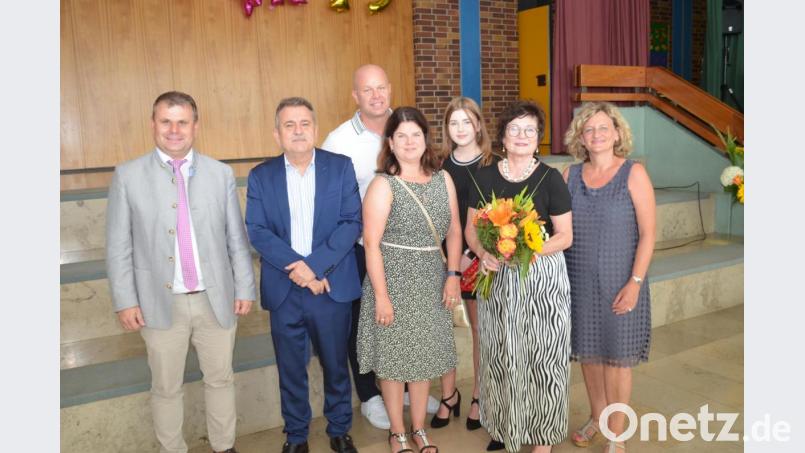 Gabriele Wachter-Kauschinger (mit Blumen) tritt von der Schulbühne ab. Schulrätin Margit Walter (rechts) und Bürgermeister Karlheinz Budnik sprechen von einer herausragenden pädagogischen Persönlichkeit. Bild: fz