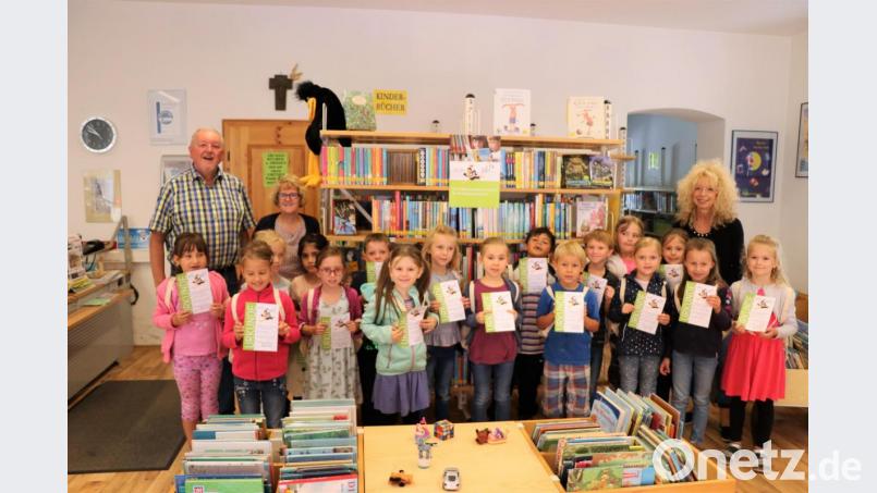 Stolze Vorschulkinder mit ihren Urkunden und den Kindergärtnerinnen Maria Dürr und Gislinde Knauer sowie Büchereileiter Georg Dürr. Bild: dü
