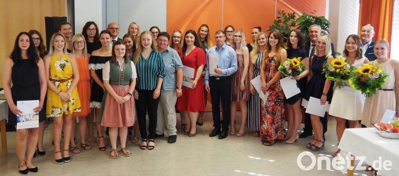 Die neuen Krankenpflegehelfer und operationstechnischen Assistenten feiern zusammen mit Ausbildern und Ehrengästen ihren Abschluss. Bild: Bühner