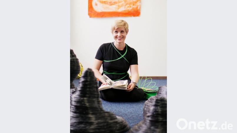 Susa Morton hat es gewagt. Die 32-jährige Amberg-Sulzbacherin zeigt erstmals ihre Kunstwerke in einer Ausstellung. Bild: Christopher Dotzler