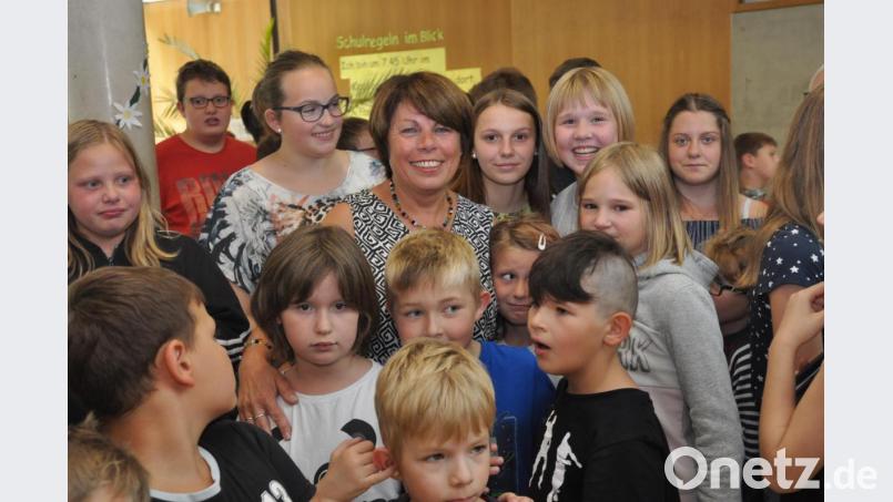 Inmitten ihrer Schüler fühlte sich Förderlehrerin Gerlinde Ertl immer wohl. Viele Tränen wurden auf beiden Seiten beim Abschied vergossen. Bild: dob