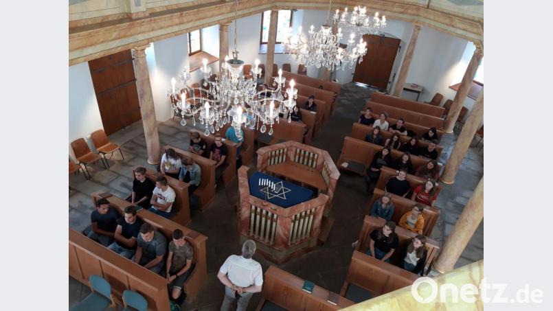 Neunklässer der Lobkowitz-Realschule besuchen die Synagoge in Floß und den jüdischen Friedhof. Bild: exb