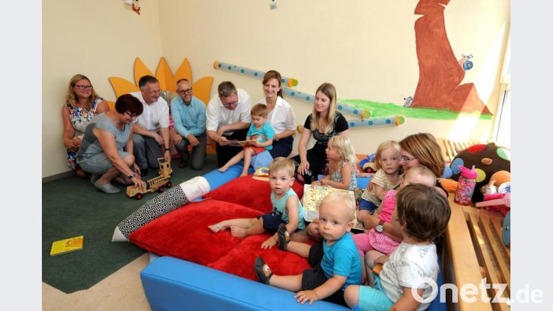 Zur offiziellen Vorstellung der neuen Mitarbeiterin aus Trikala kamen OB Michael Cerny (Fünfter von links) und Vertreter der Stadt in der Kinderkrippe Luitpoldhöhe zusammen. Bild: Stephan Huber