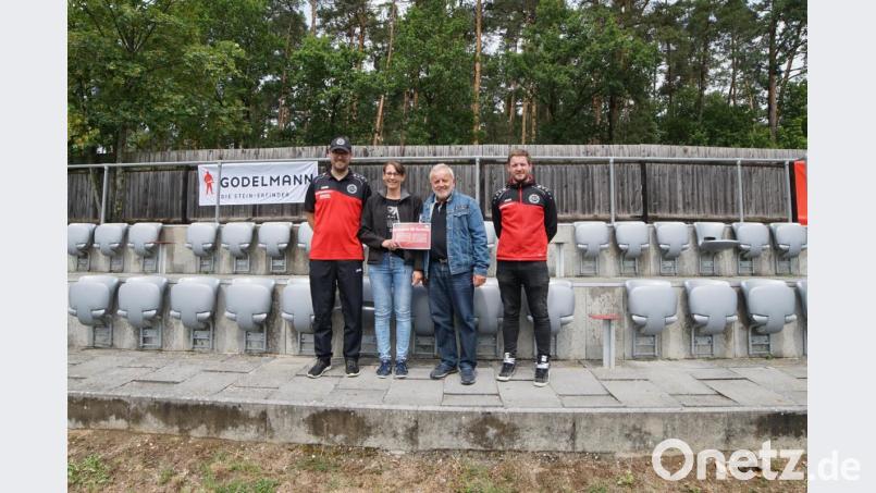 Die teilnehmenden Mannschaften boten den Zuschauern viele tolle Spiele (von links): Jugendleiter Tobias Kemptner, Bernd Hofmann, Präsident des FC-Bayern-Fanclubs, und der stellvertretende Vorsitzende Daniel Straller überreichten der Gewinnerin den ersten Preis der Tombola. Bild: nib