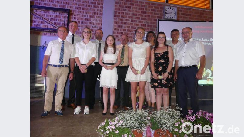 Die Schulleitung und die Bürgermeister der Wohnorte der Absolventen gratulieren den Preisträgern der Wirtschaftsschule (von links) Hanna Wiesend, Emely Hofmann, Annamaria Wittmann und Katharina Moller. Bild: rn