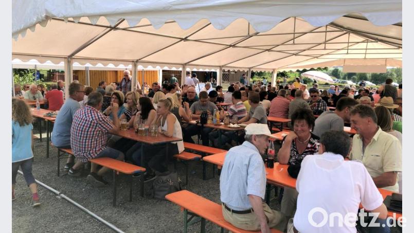 Schon ab 11 Uhr sind die Bänke im Festzelt des Fischereivereins meist durchgehend besetzt. Auch ein paar Regenschauer am Nachmittag tun der guten Stimmung keinen Abbruch. Bild: bgm
