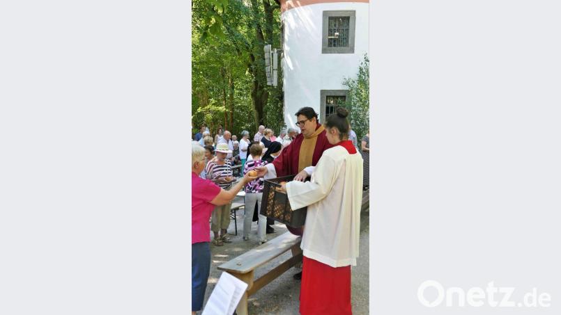 Nach dem Gottesdienst wurden Annabrote an alle Gläubigen verteilt. Bild: wbe