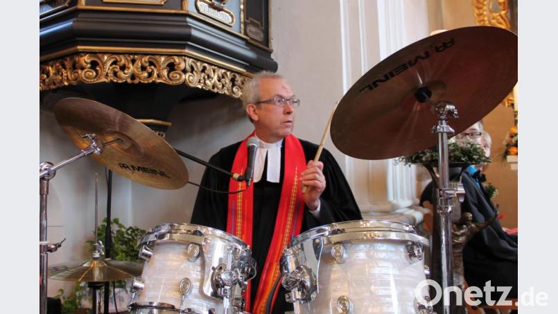 Pfarrer Hans-Peter Pauckstadt-Künkler (63) in seinem Element. Der Pfarrer der evangelischen Kirchengemeinde Rothenstadt spielt seit vielen Jahren Schlagzeug, in der Band &quot;Church Pistols&quot; und seiner eigenen Kirchenband zusammen mit Jugendlichen. Am Sonntag, 28. Juli, wird er in den Ruhestand verabschiedet. Bild: privat