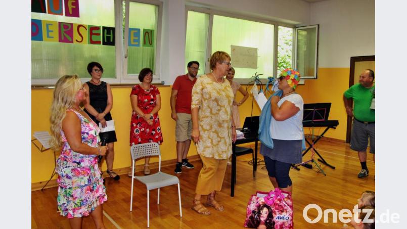 Mit Humor überreichte Michaela Makitta an die beliebte Sekretärin die Geschenke der gesamten Schulfamilie: Fahrrad, Schwimmausrüstung, Saunazubehör und Gutscheine. Bild: ds