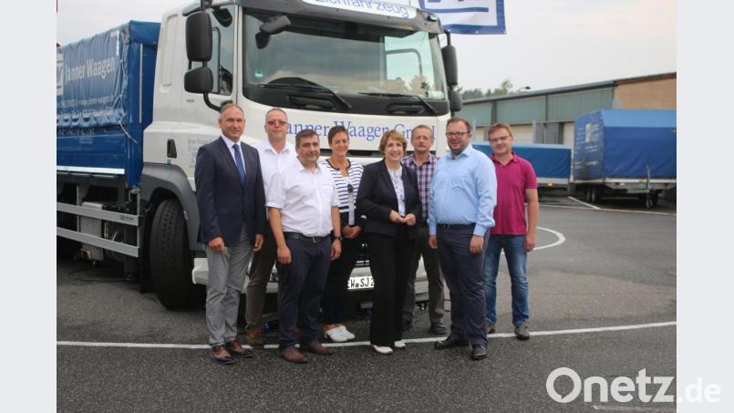 Dem Fahrzeug ihren "Segen" geben zahlreiche Vertreter aus Politik und Wirtschaft (von links): Mantels Bürgermeister Richard Kammerer, Stefan Göppl (Geschäftsführer Göppl Gruppe), Siegfried Janner (Geschäftsführer Janner Waagen), SPD-Stadtratskandidatin Anke Reiß, Landtagsabgeordnete Anette Karl, Fuhrparkleiter Richard Beer, Prokurist Sebastian Denzler und Konstrukteur Thomas Dollhopf. Bild: sne