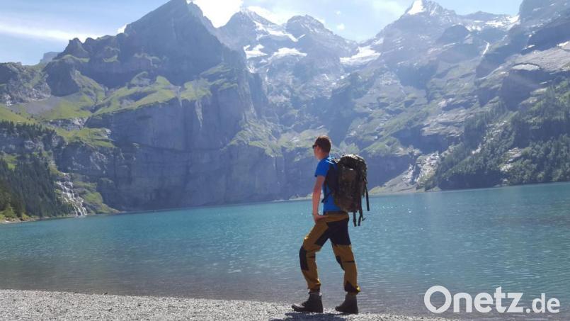 Größe ist relativ. Vor den Alpenspitzen des Berner Oberlandes erscheint unser Autor nicht mehr ganz so groß wie im Alltagsleben. Bild: Tobias Gräf