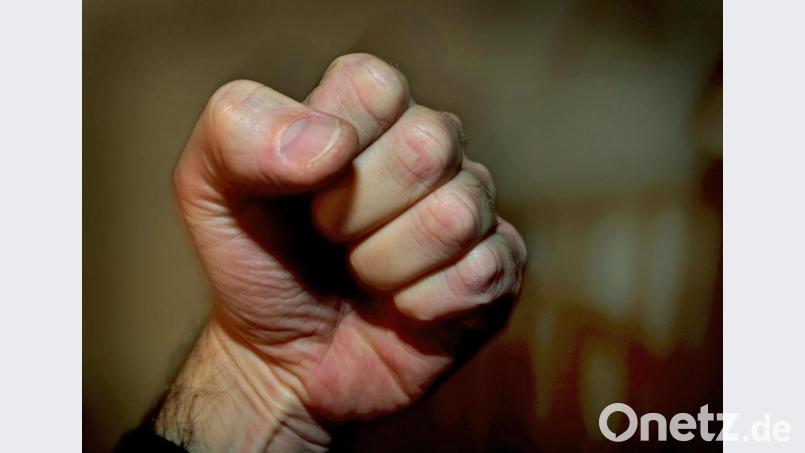 Bei dem Faustangriff erlitt der Hockenheimer OB Dieter Gummer (SPD) durch den Schlag ins Gesicht und den anschließenden Sturz Gehirnblutungen, einen Kieferbruch und Prellungen. Symbolbild: Karl-Josef Hildenbrand/dpa