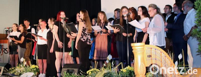 Stimmgewaltig präsentierte sich ein gemischter Chor aus Lehrern und Schülerinnen bei dem Song &quot;So leb dein Leben&quot;. Bild: Thomas Dobler