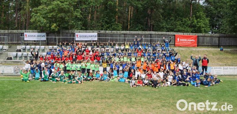Die teilnehmenden Mannschaften boten den Zuschauern viele tolle Spiele. Die jungen Fußballspieler warteten gespannt auf die Siegerehrung Bild: nib