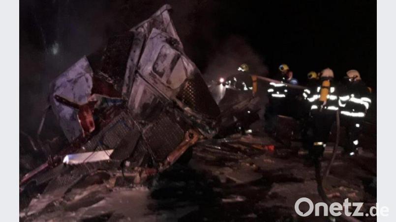 Die Feuerwehren löschen das ausgebrannte Wrack. Der Beifahrer des Lieferwagens überlebte den Unfall in Tschechien nicht. Der Fahrer konnte sich ins Freie retten. Bild: exb/Bezirksfeuerwehr Kreis Pilsen