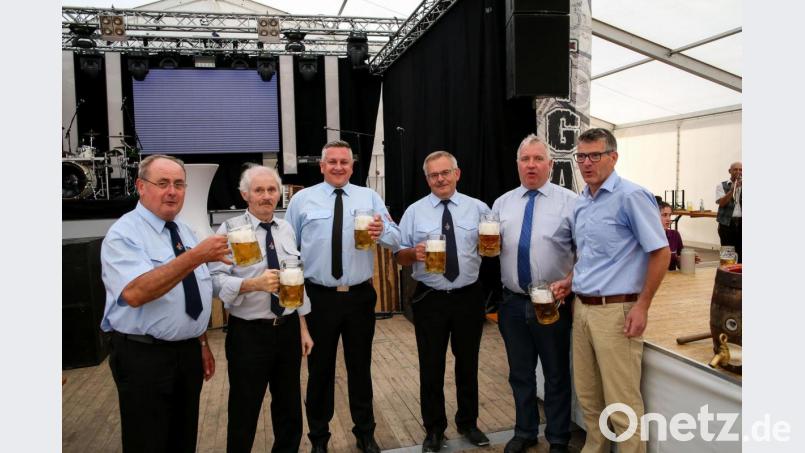 Das erste Prosit nach dem Bieranstich mit (von links) Vorsitzendem Heiner Eichenseer (FFW Wolfsbach), Vorsitzendem Georg Edenharter (FFW Vilshofen), Festleiter Chris Holler, Kommandant Günther Schindler (FFW Wolfsbach), Bürgermeister und Schirmherr Markus Dollacker sowie Bräu Anton Bruckmüller. Bild: egl