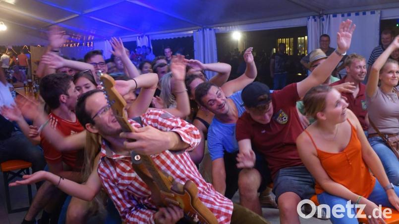 Bei der Musik der „Gseea Wepsn“ ist das ganze Festzelt in Bewegung. Bild: hai