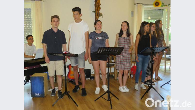 Die Schüler des Gymnasiums singen für und mit den Senioren. Bild: adj