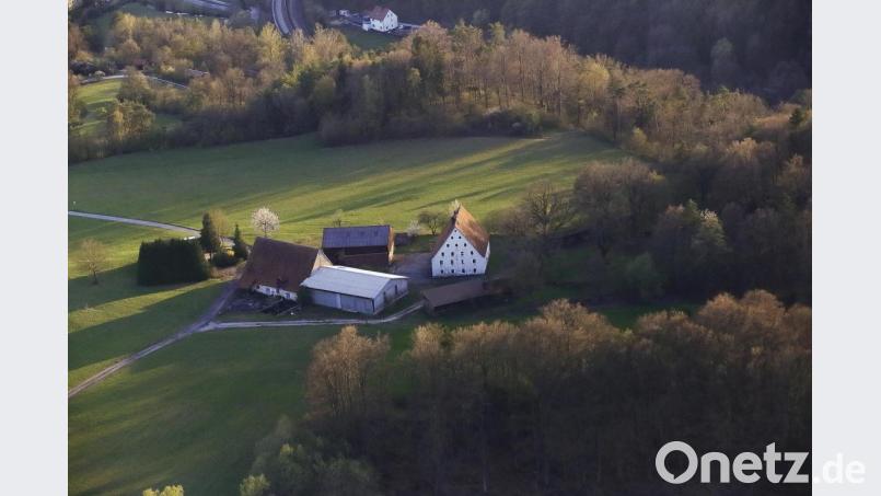 Und das ist schon mal ein Vorgeschmack, wie schwer unserer Luftbilder-Rätsel in den Sommerferien jeweils in der Dienstags- und Donnerstagsausgabe werden kann: Breitenthal in der Gemeinde Weigendorf ist aus dieser Perspektive zwar ein Hingucker, aber auch eine hart zu knackende Nuss. Bild: Franz X. Bogner