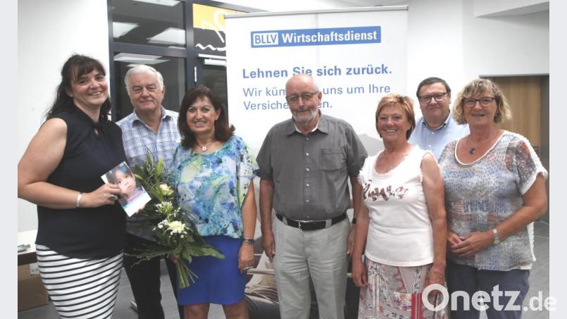 Bezirksvorsitzende Katja Meidenbauer, der Organiisationsleiter der BLLV-Kinderhilfe, Jochen Vatter, Kreisvorsitzende Maria Karg-Pirzer, Seniorenbetreuer Wolfgang Prasse, Vorstandsmitglied Claudia Schwaiger, Ehrenmitglied Klaus Wendler und Vorstandsmitglied Margit Krämer (von links) organisierten den BLLV-Seniorentag im KMK-Saal der Oberpfalzhalle. Bild: Hirsch