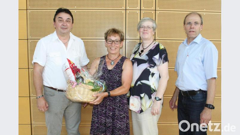 Elternbeiratsvorsitzender Hans Steinsdorfer (links), Schulleiter Ludwig Pfeiffer (rechts) und Studiendirektorin Christine Paschen verabschiedeten Studiendirektorin Gisela Bader (Zweite von links) nach 35 Jahren Dienst am OGO in den Ruhestand. Bild: lg