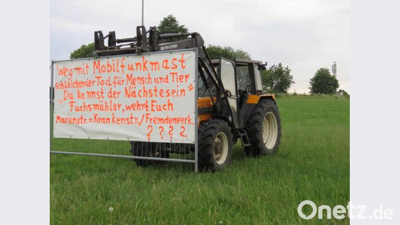 Der Widerstand geht weiter. Gestärkt durch 369 Unterschriften ruft die BI &quot;Gesundes Fuchsmühl&quot; zur zweiten Protest- und Informationsveranstaltung auf der Wiese nahe des Mobilfunkmasts (im Hintergrund zu sehen) auf. Bild: ubb