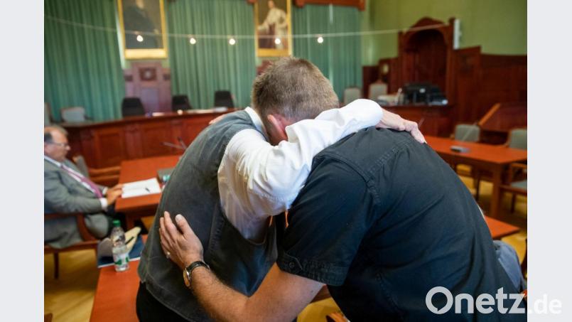 Andreas Lösche (rechts), Bruder der 28-jährigen ermordeten Tramperin Sophia, begrüßt seinen Vater im Landgericht Bayreuth. Bild: Daniel Karmann/dpa Bild: ca