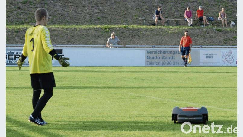 Tirschenreuths Keeper erhielt im Strafraum Besuch von einem Rasenmäher-Roboter. Bild: gb