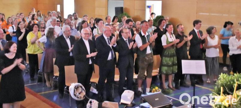 Mit stehendem Applaus wurde Realschuldirektorin Marlies Hoffmann von den Gästen zu ihrem Abschied aus dem Schulleben gefeiert. Bild: Thomas Dobler